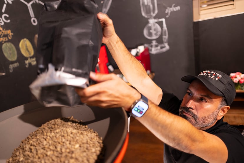 Abimael Ruiz, agroempresario y propietario de los negocios Café Don Ruiz en VSJ y Caguas. En el establecimiento se puede comprar café molido y en grano.