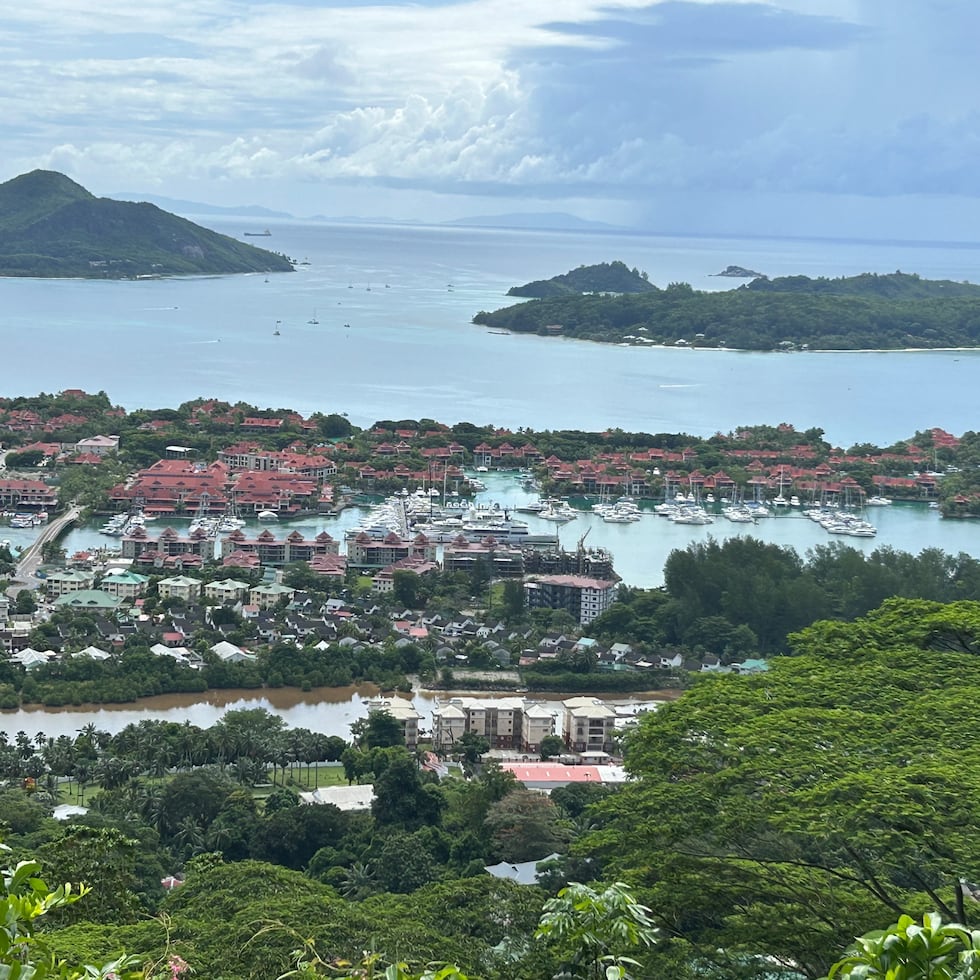 Vista panorámica de Victoria, en la isla de Mahe, en Seychelles (Foto: Georgina Cruz)
