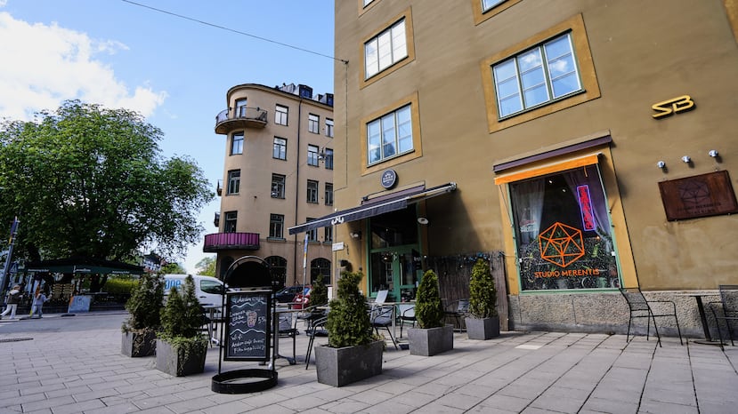 Vista general de la entrada del café Andon en el barrio de Vasastan en Estocolmo, Suecia, el martes 5 de mayo de 2026. (Foto AP/James Brooks)