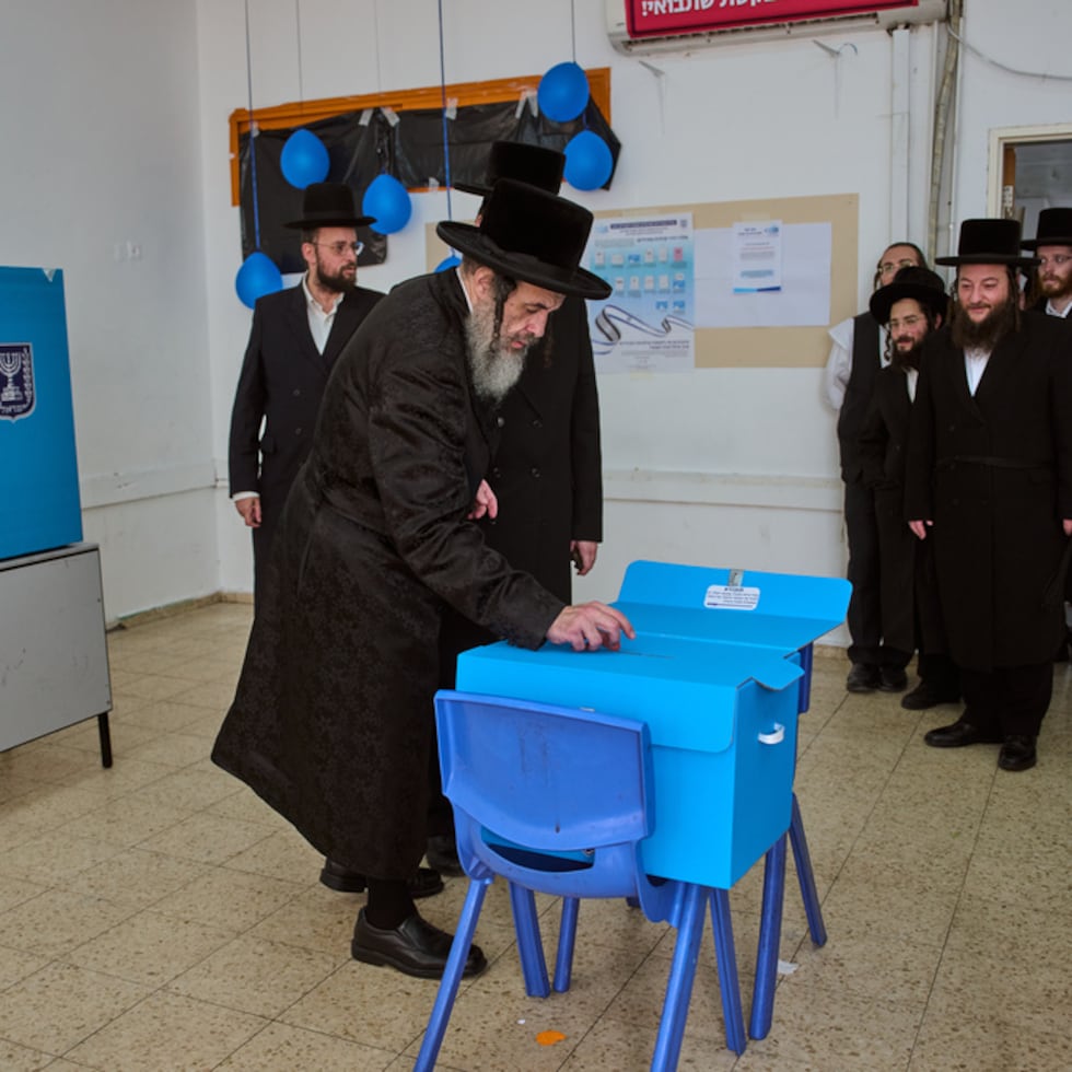 Con un 84 % escrutado, el bloque de Netanyahu aventaja al del opositor Gadi Eisenkot, pero ninguno de los dos llega a una mayoría para gobernar, con los partidos árabes como gran sorpresa y posible llave de gobierno al casi duplicar sus escaños.