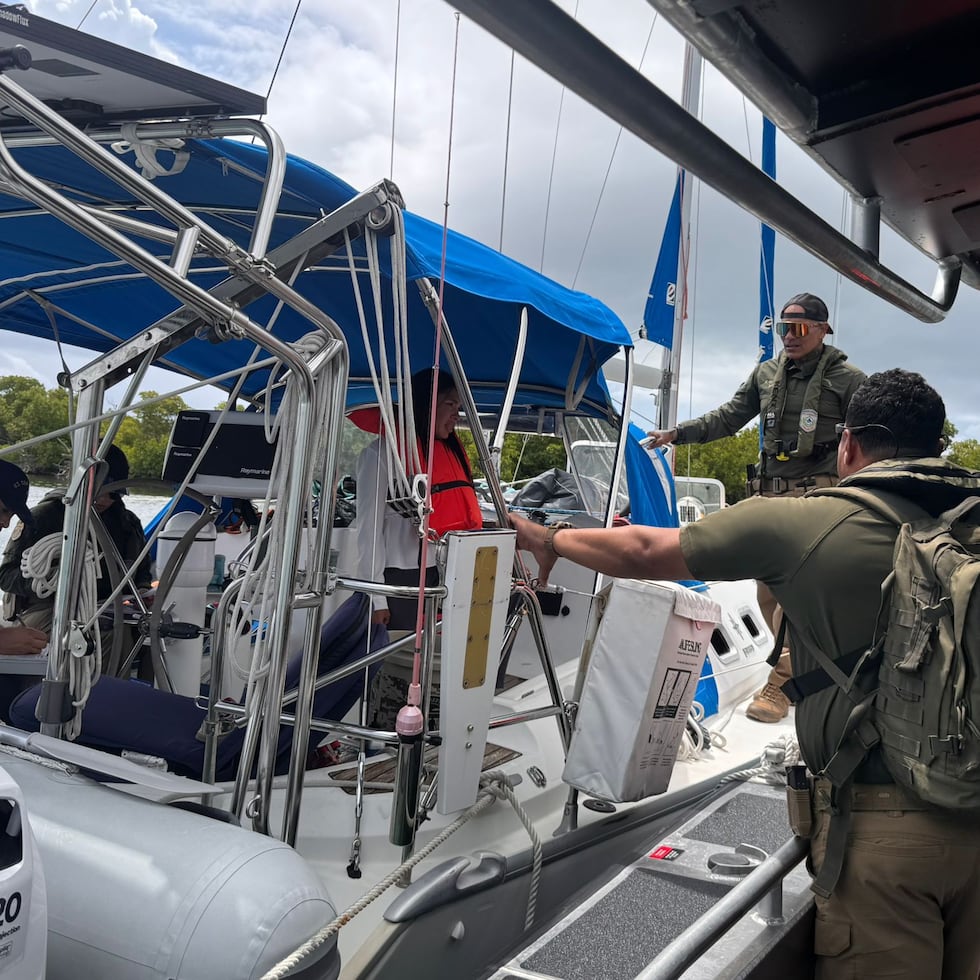 Desde tempranas horas de la mañana, el grupo inspeccionó todas las embarcaciones ancladas en el perímetro de la bahía de Salinas.