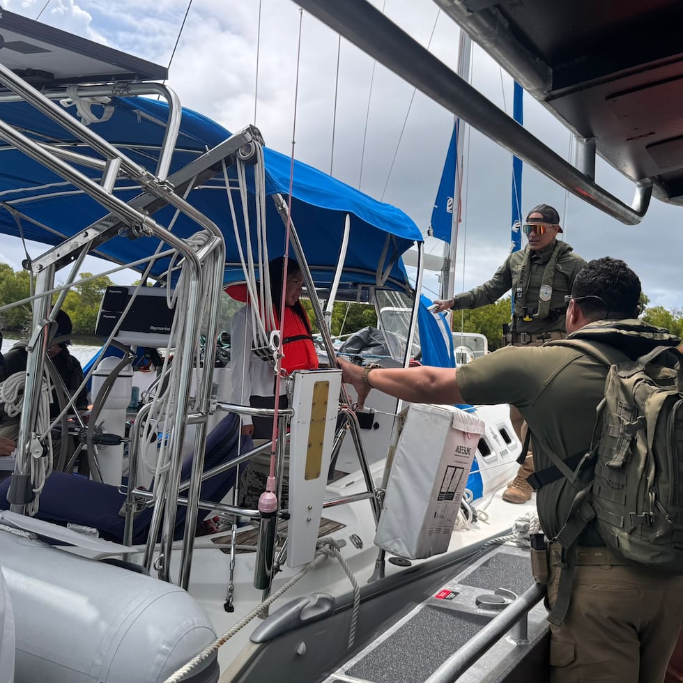 From early in the morning, the group inspected all vessels anchored in the perimeter of Salinas Bay.