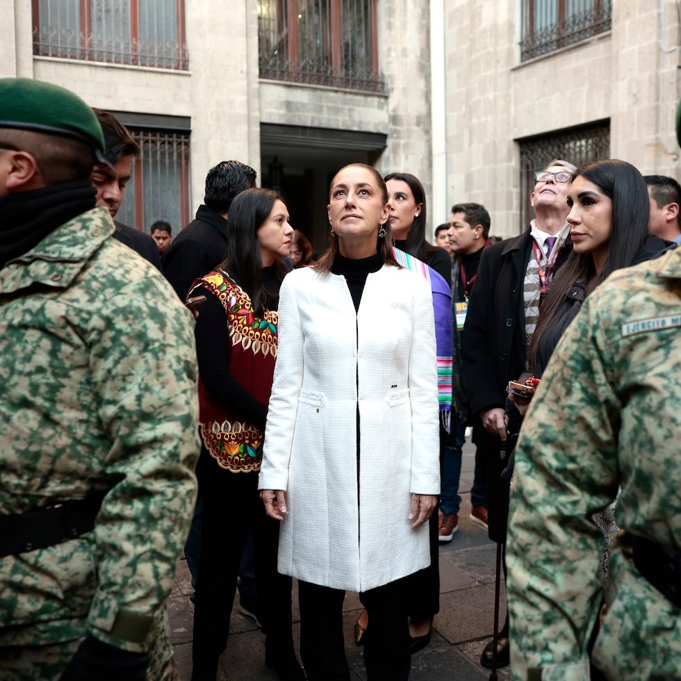 La presidenta de México, Claudia Sheinbaum (centro), permaneció en un patio del Palacio Nacional como parte del protocolo de seguridad tras el terremoto.