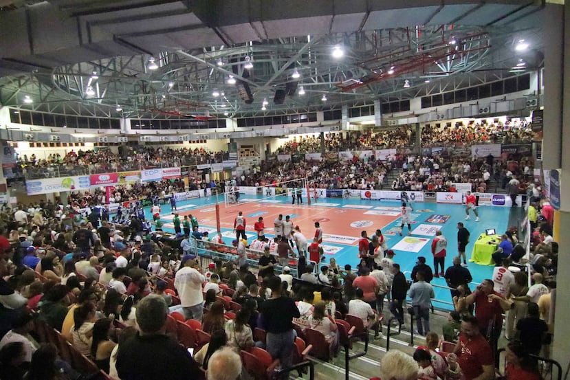 Un acaparado Coliseo Luis Aymat Cardona, en San Sebastián, durante el tercer juego de la final 2024 de la LVSM.