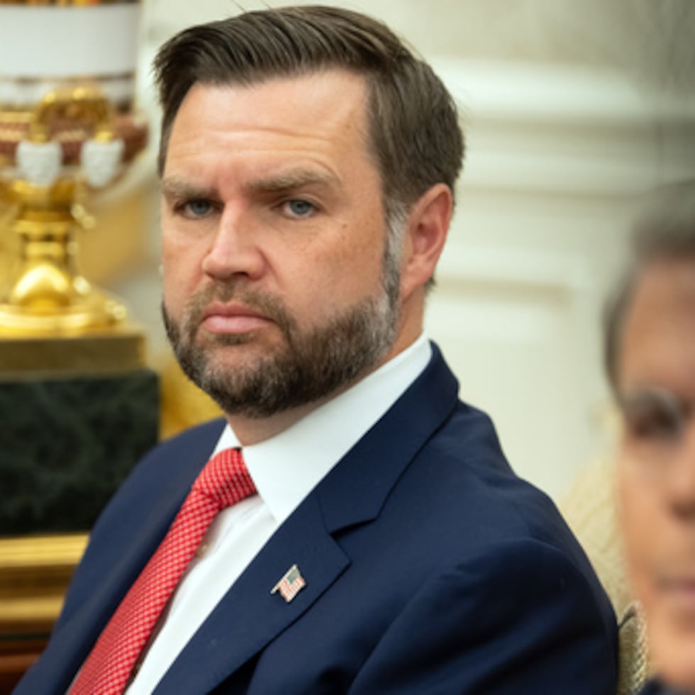 El vicepresidente estadounidense JD Vance escucha mientras el presidente Donald Trump se reúne con el presidente libanés Joseph Aoun en el Despacho Oval de la Casa Blanca.