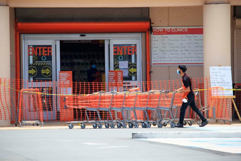 La cadena de ferreterías Home Depot está despachando mercancía, de lunes a sábado, la mayoría de ellas hechas por clientes que han llamado por teléfono o han hecho el pedido electrónicamente.