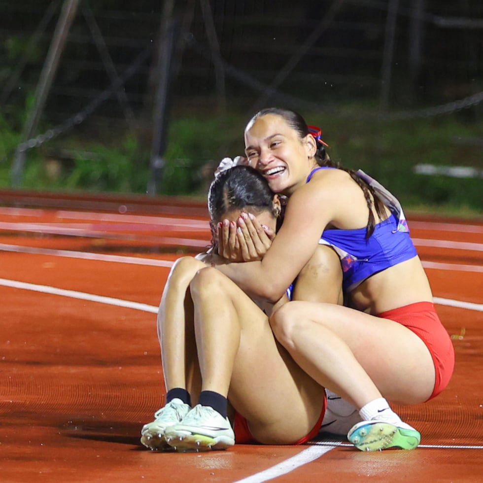 Gladymar Torres (derecha) abraza a su compatriota Frances Colón en la final de los 100 metros planos. Este gesto le valió un reconocimiento a Torres.
