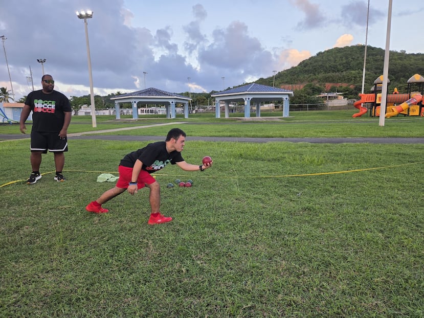 Kevin Rosario Robles, de 31 años y vecino de Río Grande, practica bochas, deporte en que los atletas lanzan sus bolas lo más cerca posible de la pelota que sirve de objetivo.