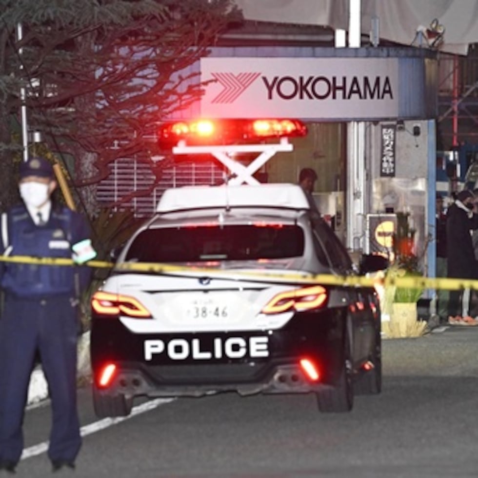 Agentes de policía montan guardia en el lugar donde se produjo un apuñalamiento en la empresa Yokohama Rubber Company, en Mishima, al oeste de Tokio, el viernes 26 de diciembre.