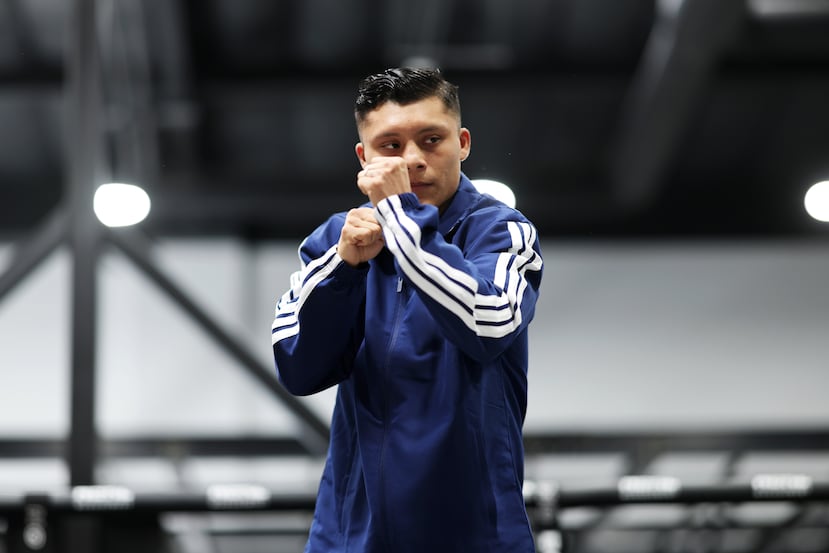 El mexicano Isaac “Pitbull” Cruz (en la foto) defenderá su cinturón mundial interino de la división superligero del Consejo Mundial de Boxeo ante el puertorriqueño Néstor Bravo.