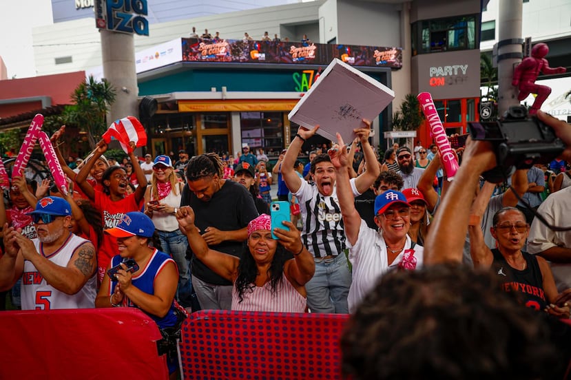 Fanáticos eufóricos celebran junto a José Alvarado durante su encuentro con el público.
