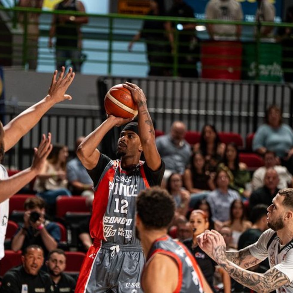 Avry Holmes, refuerzo de los Leones de Ponce, tira al canasto contra los Indios.