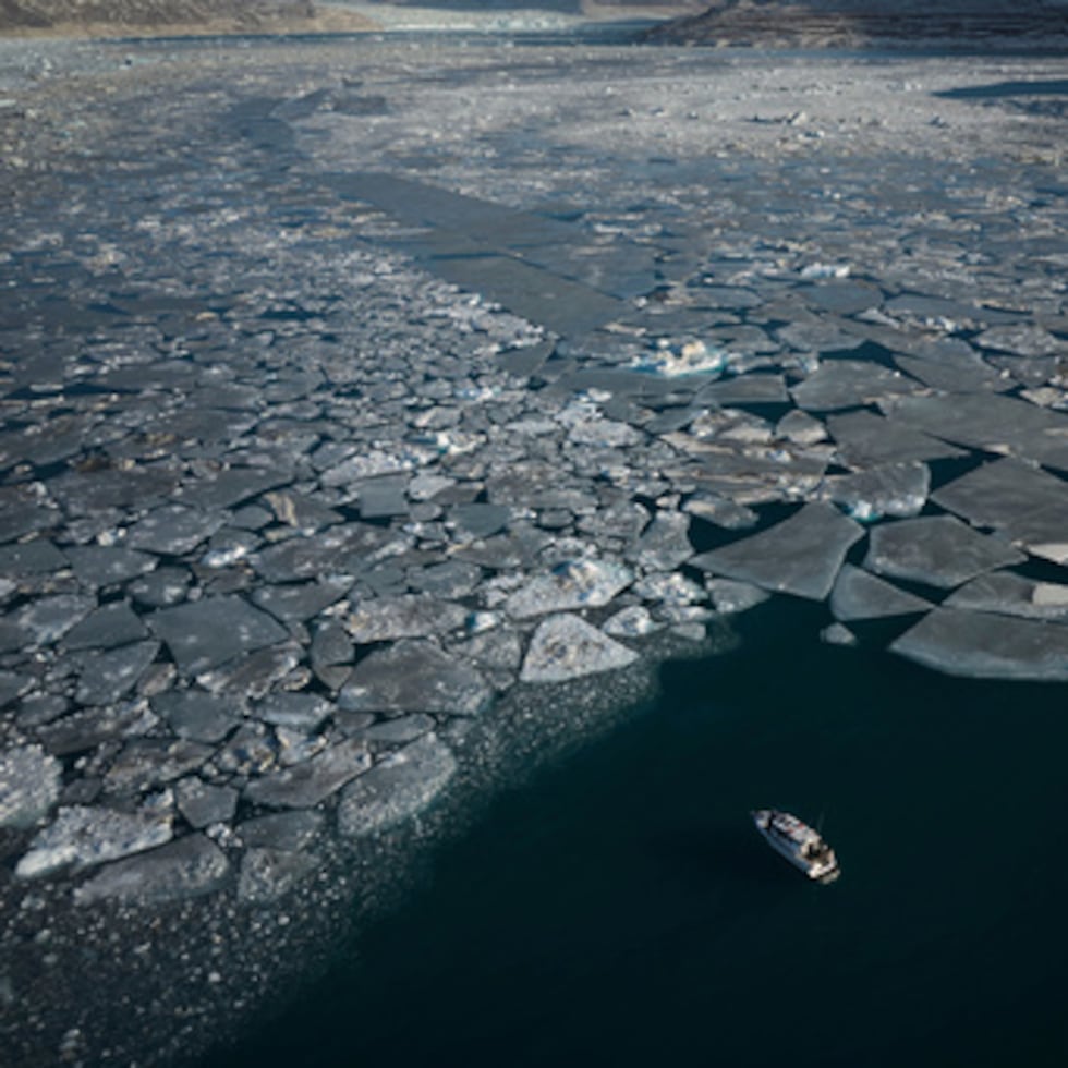 Trozos de hielo se mueven por el mar en la isla de Qoornoq, cerca de Nuuk, Groenlandia.