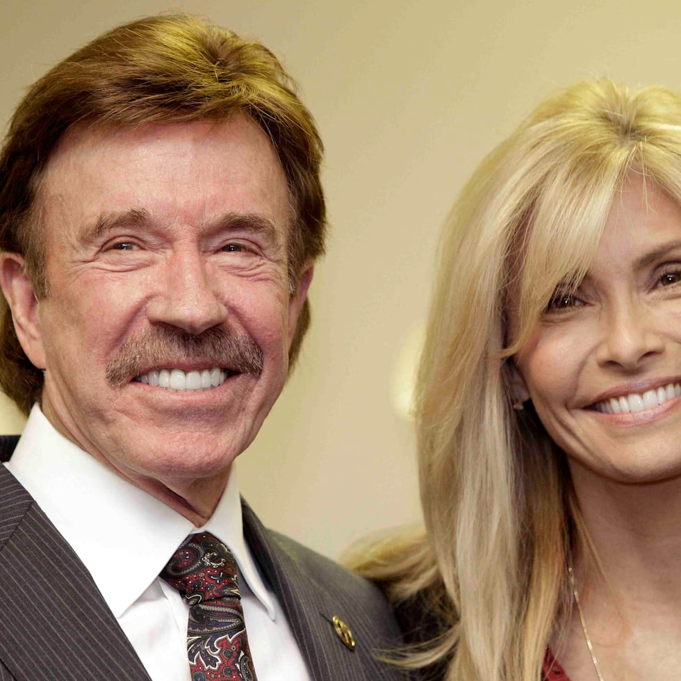 Chuck Norris y su esposa, Gena. (Archivo / AP)