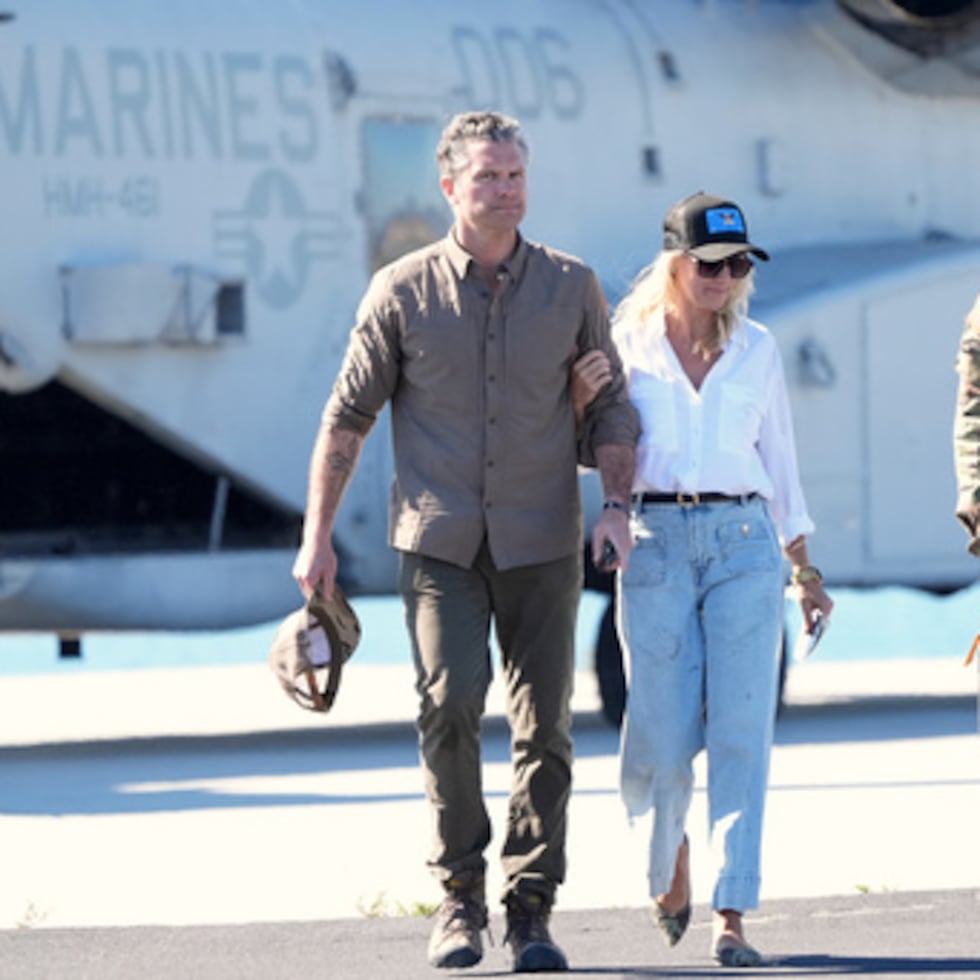 Pete Hegseth sirvió comida por el Día de Acción de Gracias y resaltó la “valentía” de los militares.