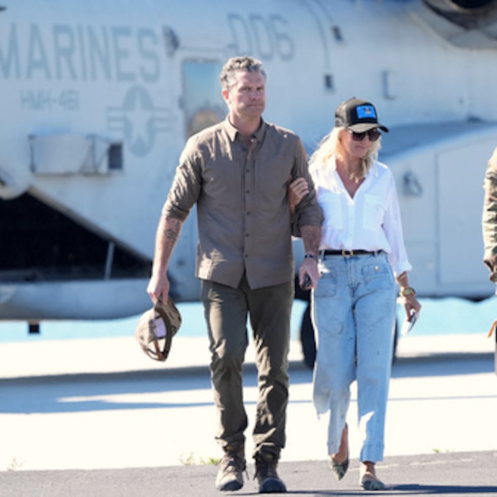 Pete Hegseth sirvió comida por el Día de Acción de Gracias y resaltó la “valentía” de los militares.