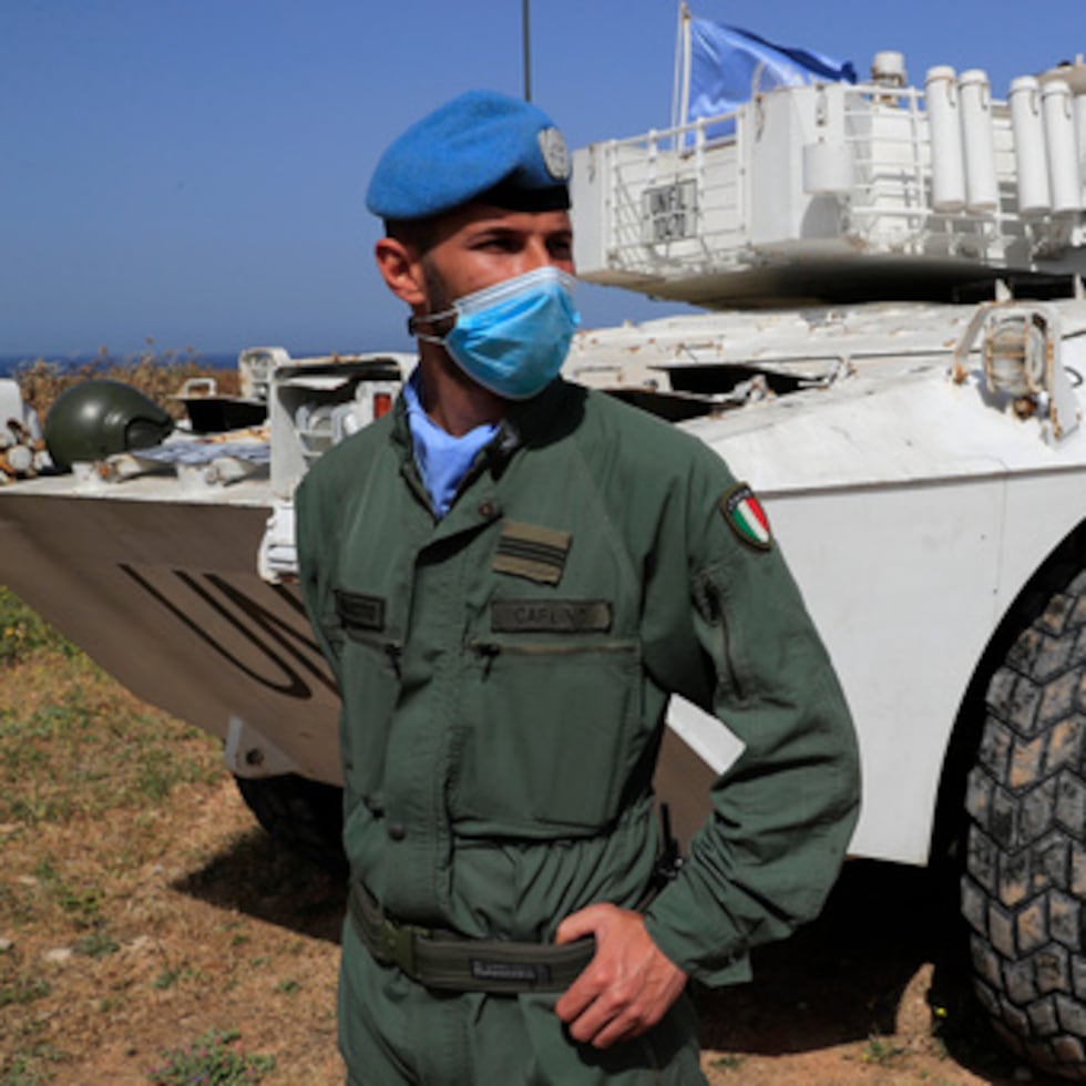 Un soldado italiano de las fuerzas de paz de la ONU monta guardia en una carretera que comunica con una base de la Fuerza Provisional de las Naciones Unidas en el Líbano (FPNUL), en la localidad libanesa de Naqoura.