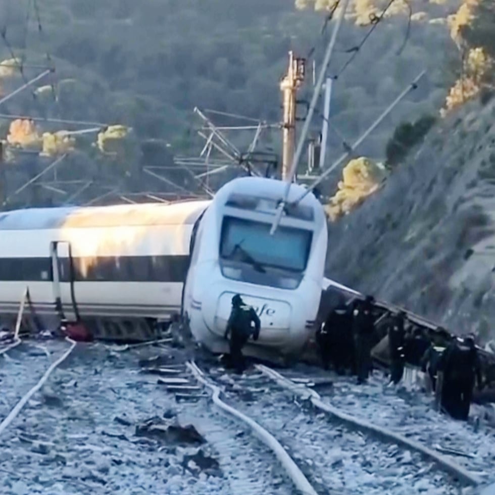 El impacto sacó sus dos primeros vagones de la vía y los envió por una pendiente de 4 metros.