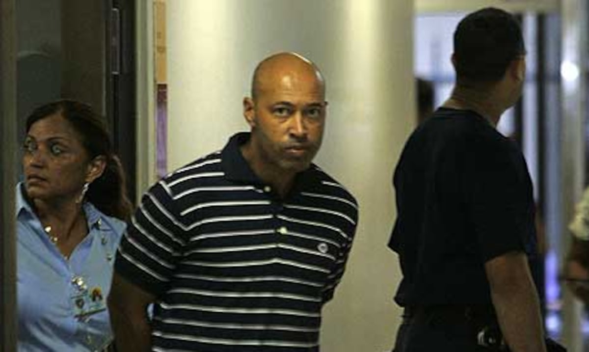 Arrestan convicto por asesinato tras amenazar a expareja e hija de esta en Puerto Rico
