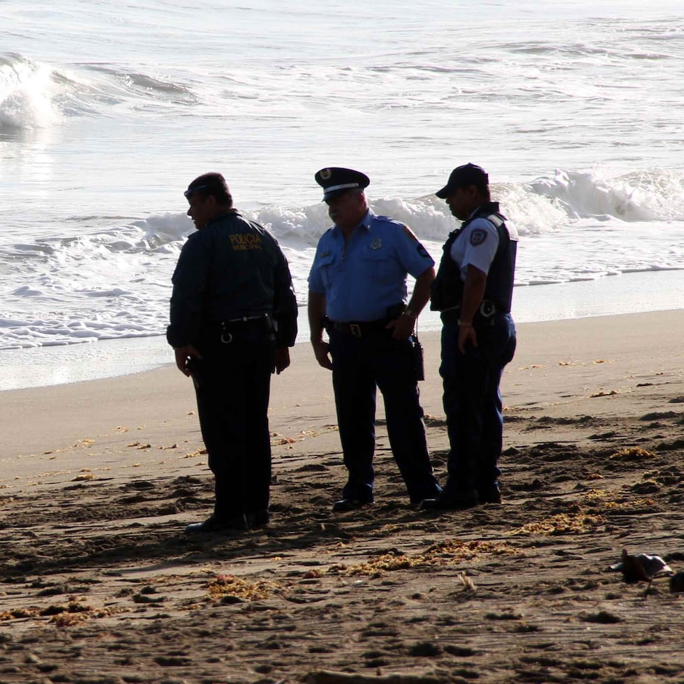 La Policía espera por las pruebas forenses del ICF para determinar la identidad del cadáver encontrado el viernes entre las piedras en una playa de Loíza.