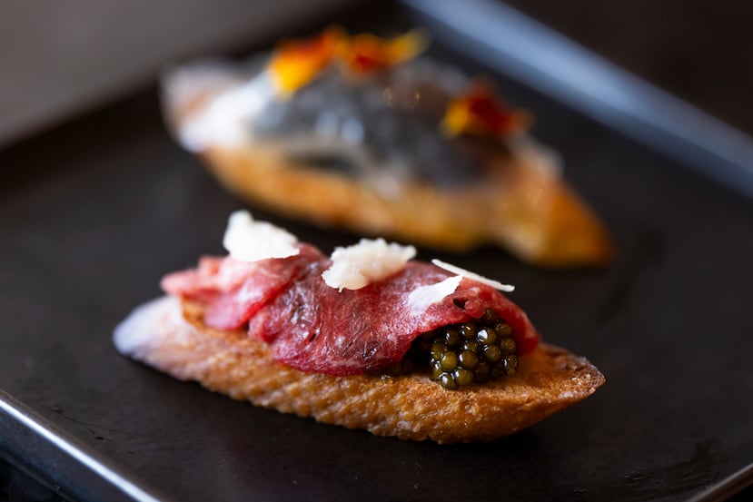 Crostini Kristal Caviar, con beef carpaccio, y crostini Osetra Caviar con papada iberica de Marabar by 1919 en el Condado Vanderbilt  Hotel.