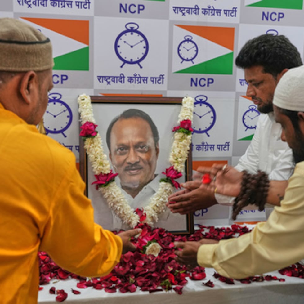 Partidarios del vice primer ministro de Maharashtra Ajit Pawar le rinden homenaje.