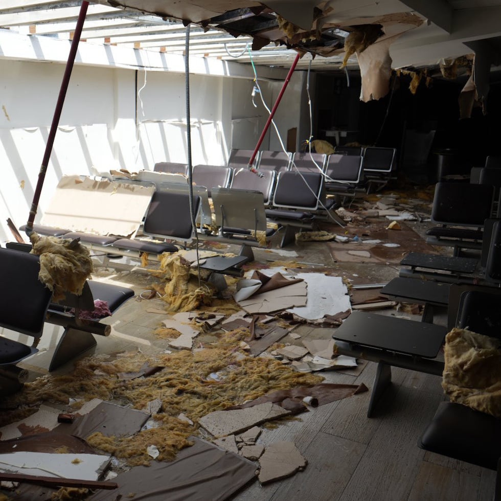 Fotografía tomada de la cuenta en X @darylvazmp del ministro de Energía, Telecomunicaciones y Transporte de Jamaica, Daryl Vaz, de las zona de acceso 1-5 que fueron afectadas por el huracán Melissa este martes, en el aeropuerto internacional Sir Donald Sangsters en Montego Bay (Jamaica).