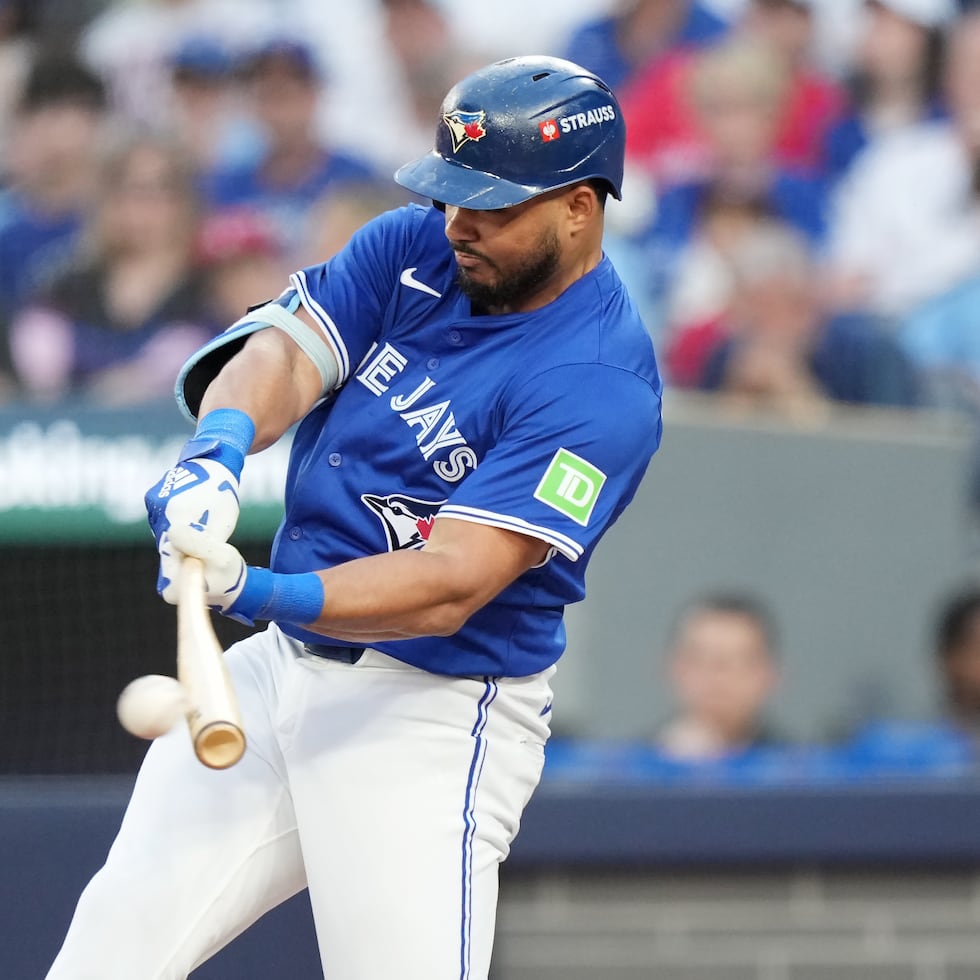 Anthony Santander, de los Blue Jays de Toronto, conectando un sencillo durante la séptima entrada del primer juego contra los Yankees de Nueva York en la Serie Divisional.