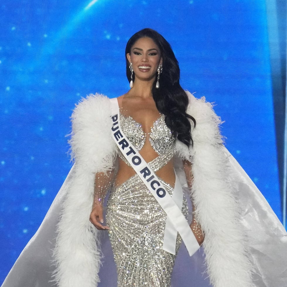Miss Universe Puerto Rico, Zashely Alicea, durante el desfile de traje de noche como parte del grupo de las 12 semifinalistas en la edición 74 de Miss Universe, celebrada en Tailandia.