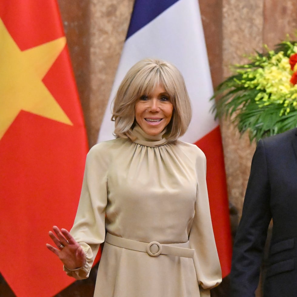 Diez personas, de entre 41 y 60 años y de un perfil muy variopinto, están encausadas por haber difundido numerosas declaraciones maliciosas e infundios sobre el “género” y la “sexualidad” de Brigitte Macron, y podrían ser condenadas hasta a dos años de cárcel en caso de ser declaradas culpables.