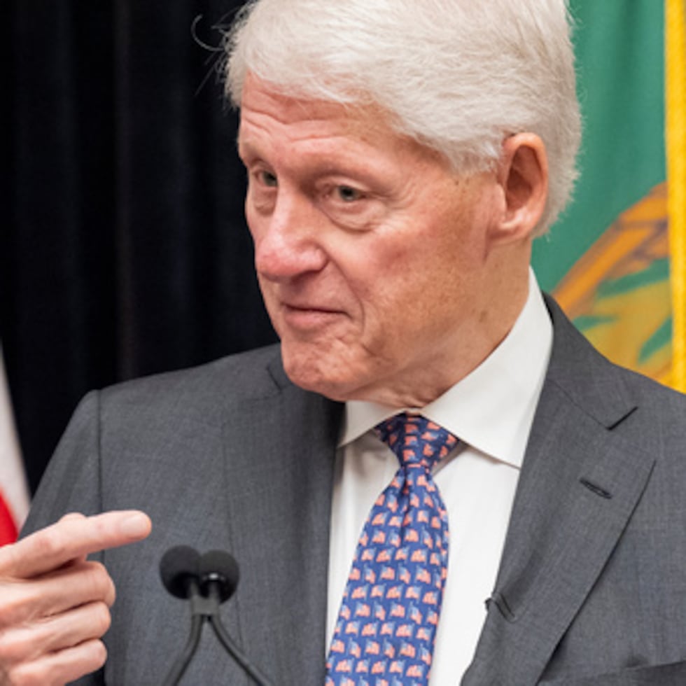 El expresidente Bill Clinton habla en la Sala de Tesorería del Departamento del Tesoro durante un acto por el aniversario del Fondo de Instituciones Financieras.