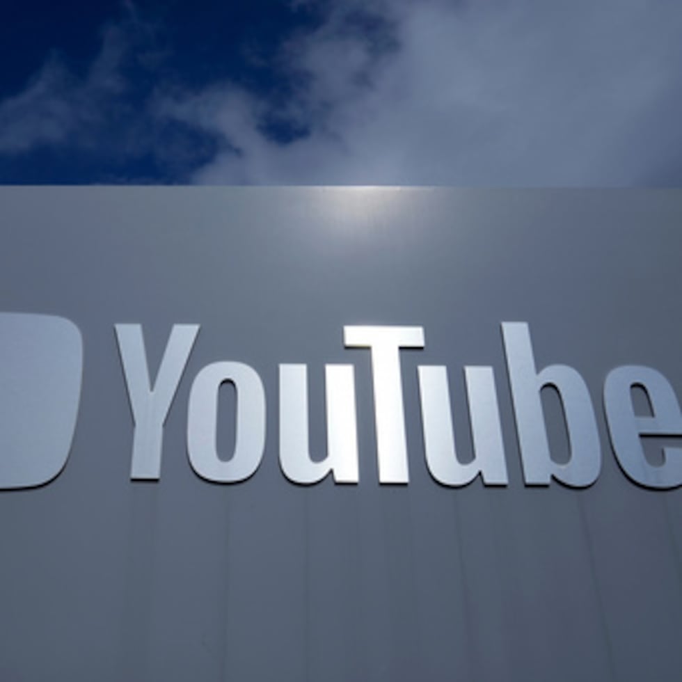 Un cartel de YouTube se ve cerca de la sede de la firma en San Bruno, California.