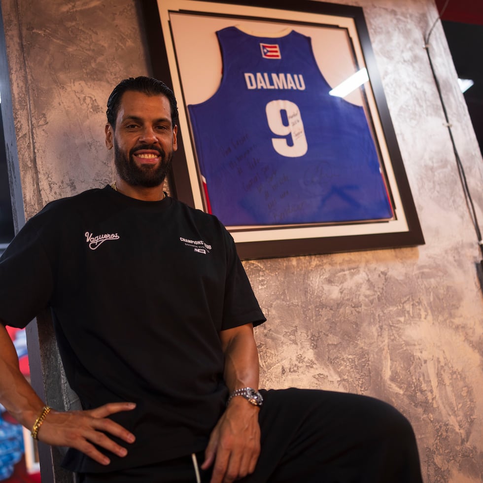 Christian Dalmau posa junto a su camiseta suya del Equipo Nacional en el gimnasio The Perfect Workout en Bayamón.