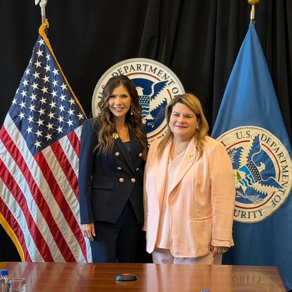 Sobre estas líneas, la secretaria del Departamento de Seguridad Nacional, Kristi Noem, y la gobernadora Jenniffer González.