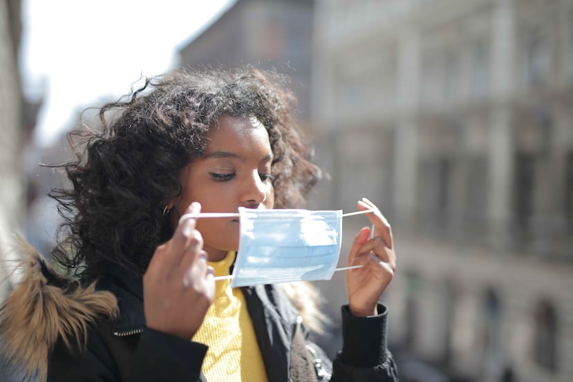 La mayor complicación en meses invernales no derivaría de una hipotética estacionalidad del coronavirus, sino de que casos de COVID-19 y de influenza se confundan. (Pexels)