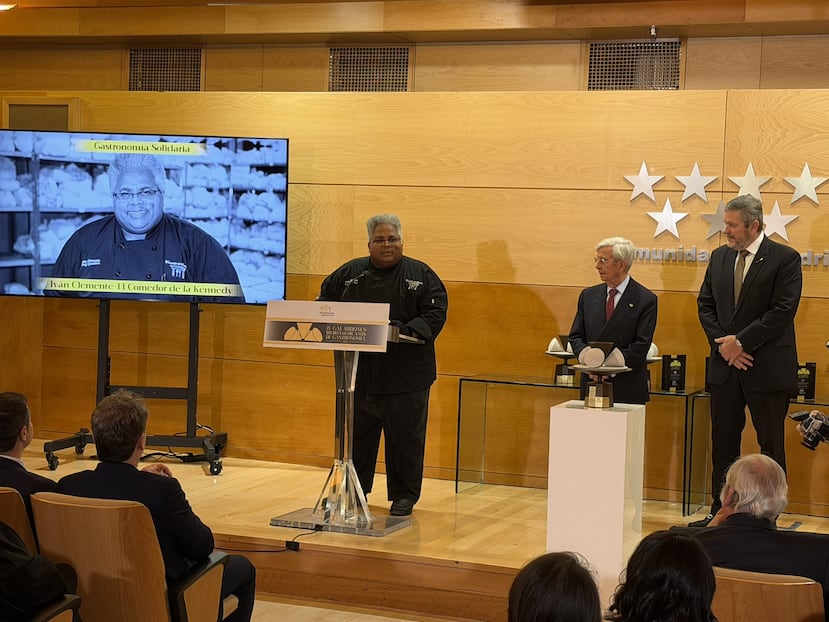 El chef Iván Clemente dio unas palabras a la audiencia en el momento en el que recibió el Galardón Iberoamericano de Gastronomía Solidaria 2025.