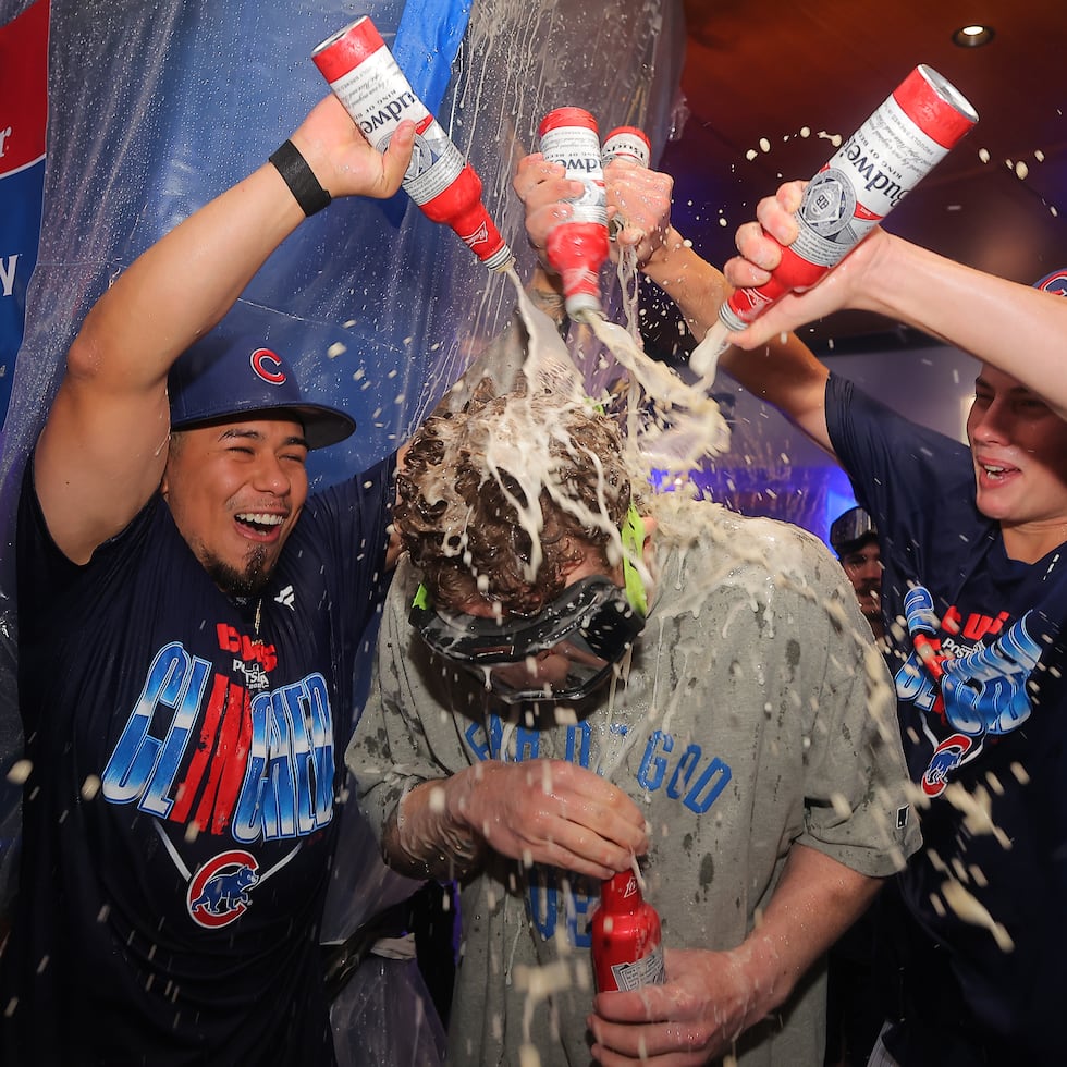 Pete Crow-Armstrong, jardinero central de los Cubs, es bañado con cerveza por compañeros de equipo luego de la clasificación de Chicago a 'playoffs'.