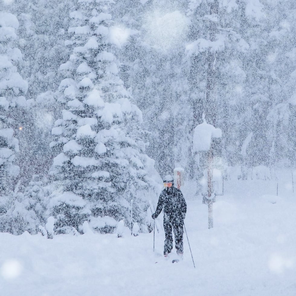 Una poderosa tormenta invernal azotó California el miércoles con fuertes lluvias y vientos, que dieron pie a alertas de evacuación por deslizamientos de tierra en el sur del estado, condiciones de baja visibilidad por nieve en las montañas y viajes peligrosos para millones de conductores en días festivos.