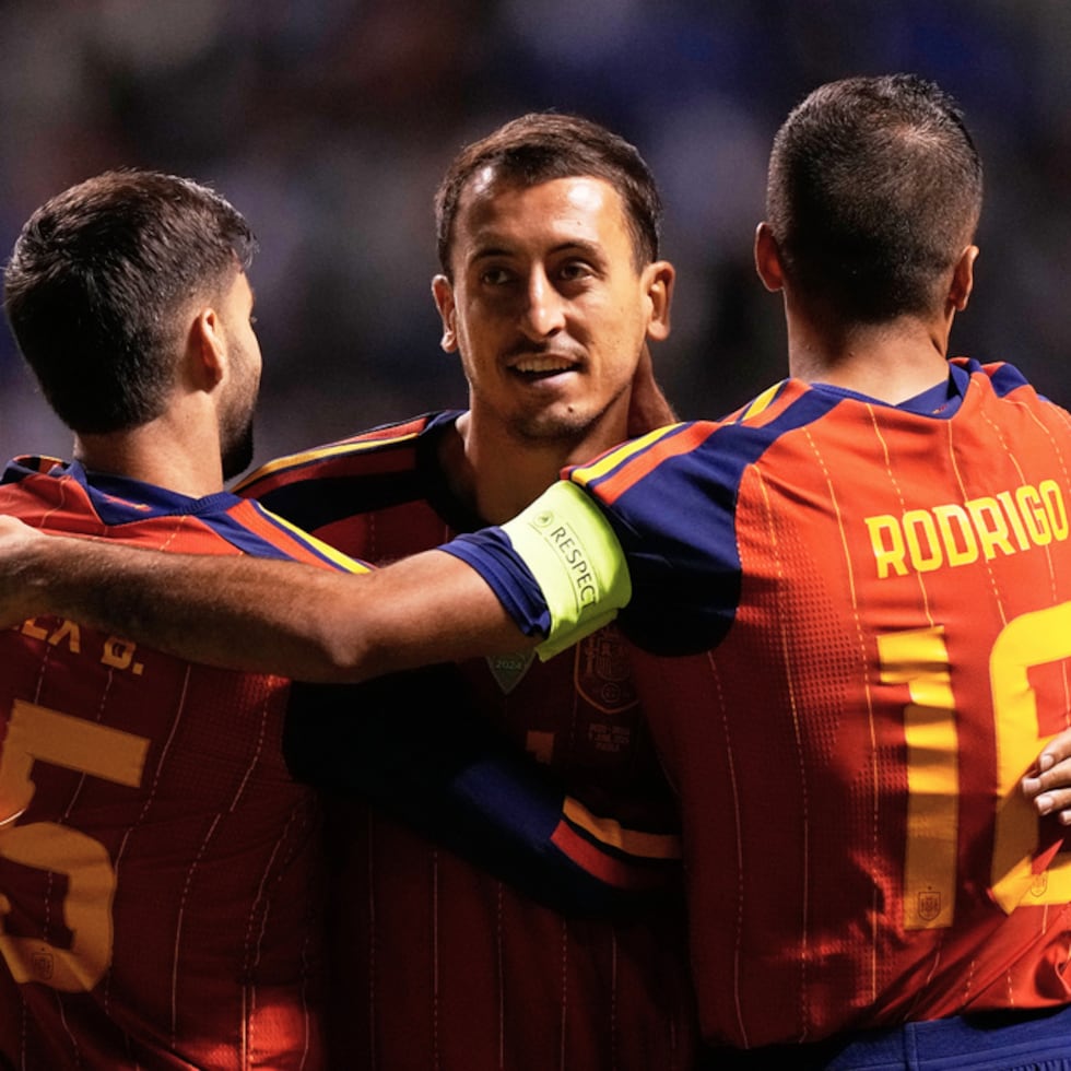 Mikel Oyarzabal, al centro, será titular este lunes ante Cabo Verde.