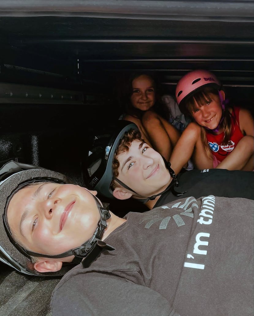 Esta foto sin fecha, proporcionada por Erica Schneider, muestra a Owen Ireland (al frente), Landon Ghekiere (en el centro), Charlotte Ghekiere (atrás a la izquierda) y Chloe Ireland (atrás a la derecha, con casco). (Erica Schneider vía AP)