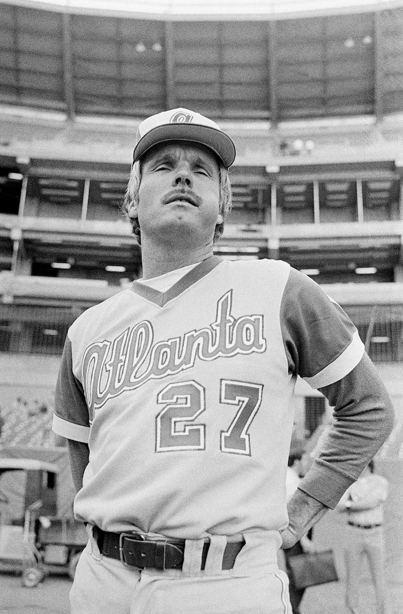 ARCHIVO - Ted Turner, propietario de los Atlanta Braves, asumió el cargo de mánager del equipo antes del partido, el 11 de mayo de 1977, en Pittsburgh. (Foto AP, Archivo)