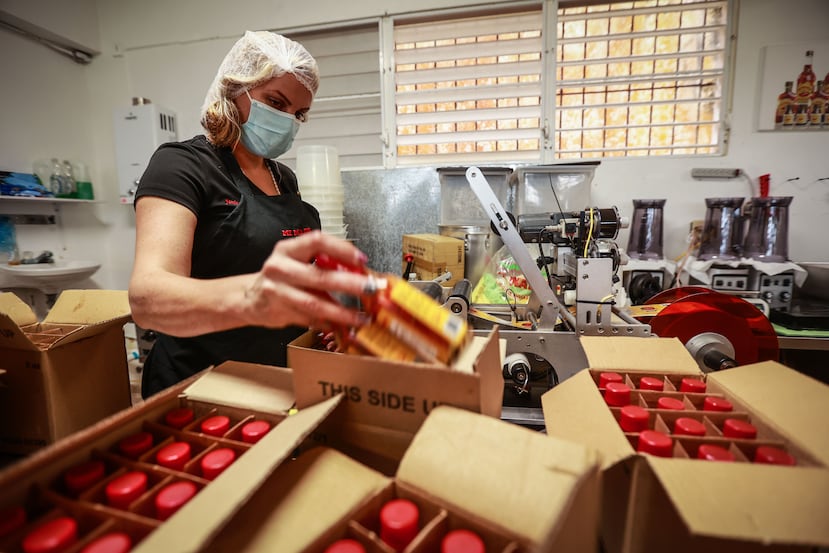 Janitza Santos coloca en cajas el producto listo.