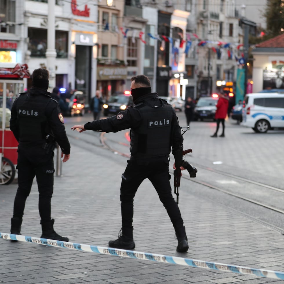 Las detenciones se producen días después de que Estados Unidos lanzara ataques en la vecina Siria contra sitios del Estado Islámico en represalia por una emboscada atribuida al grupo que mató a dos soldados estadounidenses y a un intérprete civil estadounidense.