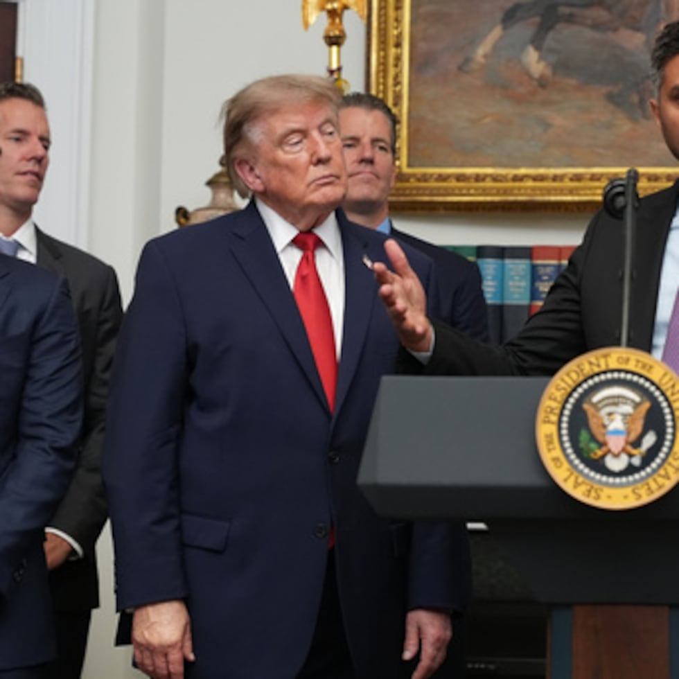 El codirector ejecutivo de Kraken, Arjun Sethi, interviene mientras el presidente Donald Trump escucha durante una reunión con líderes del sector tecnológico en la Sala Roosevelt de la Casa Blanca, el 19 de agosto de 2026, en Washington.