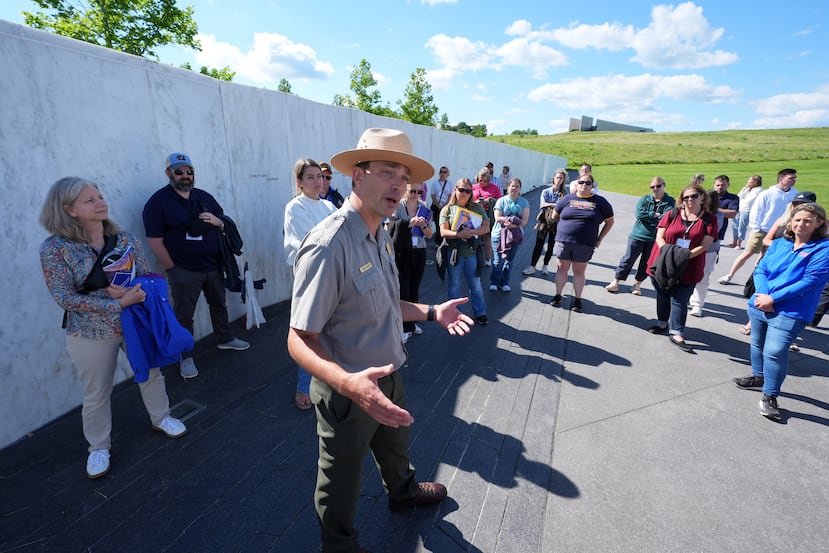 El guardaparques estadounidense Adam Shaffer, en el centro, dirige una visita guiada para un grupo de educadores en el Monumento Nacional del Vuelo 93 en Shanksville, Pensilvania, el martes 23 de junio de 2026. (Foto AP/Gene J. Puskar)
