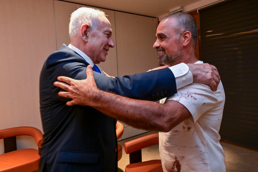 El primer ministro israelí, Benjamín Netanyahu recibió a Yaniv, uno de los pasajeros israelíes que, junto a otros dos, asegura que inmovilizó y estranguló al copiloto que había apuñalado a su compañero de cabina, provocando que el vuelo descendiera en picado.