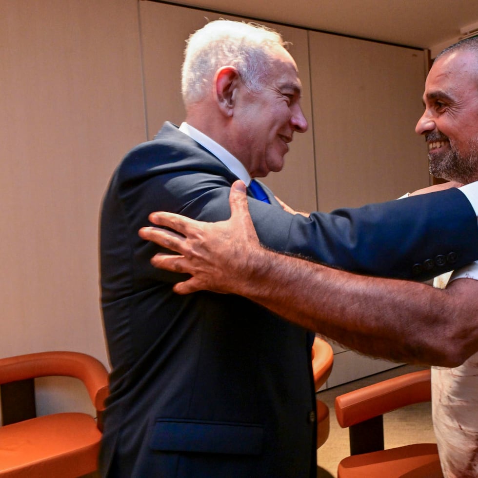El primer ministro israelí, Benjamín Netanyahu recibió a Yaniv, uno de los pasajeros israelíes que, junto a otros dos, asegura que inmovilizó y estranguló al copiloto que había apuñalado a su compañero de cabina, provocando que el vuelo descendiera en picado.