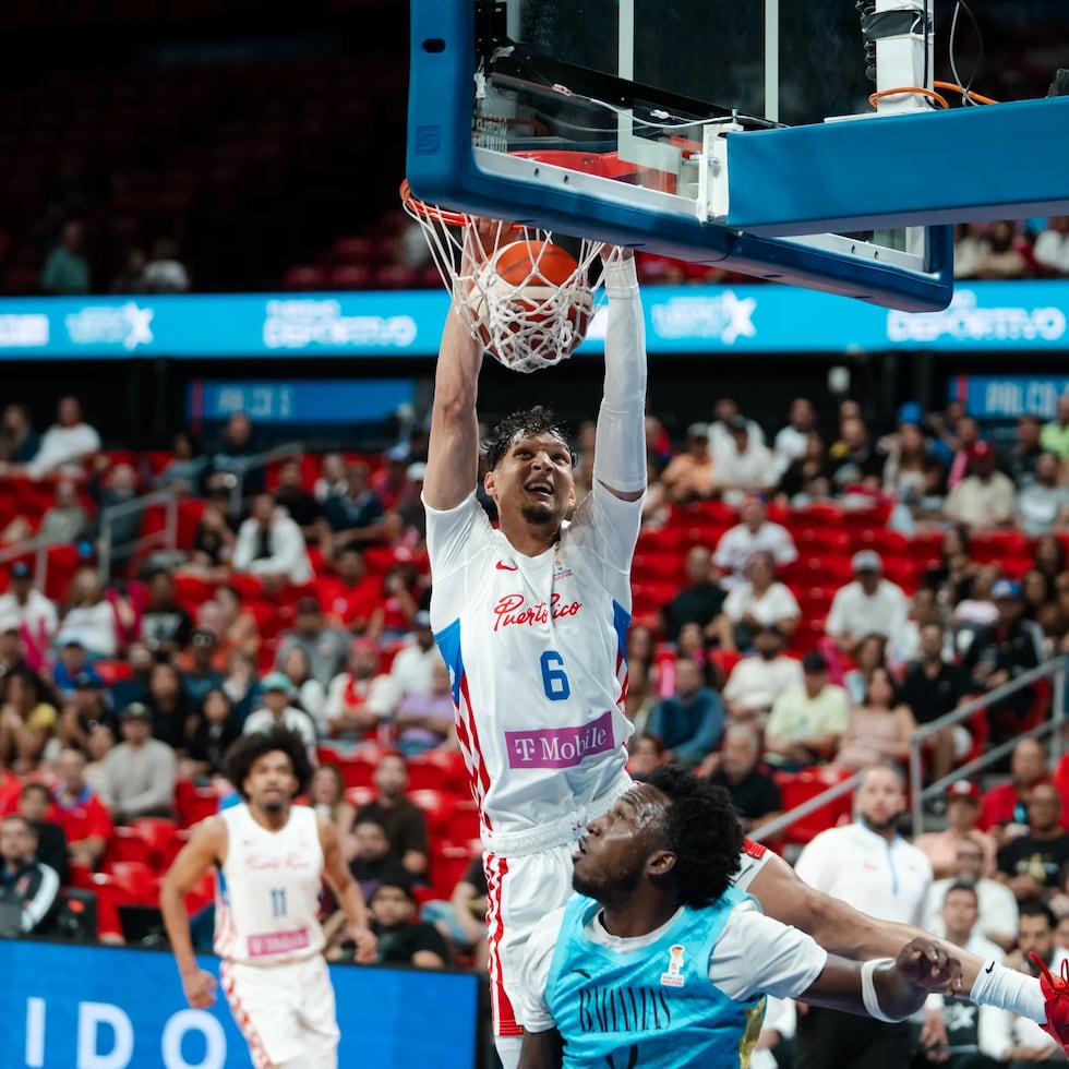 Ramses Meléndez realiza un donqueo ante Bahamas en el Coliseo Roberto Clemente.