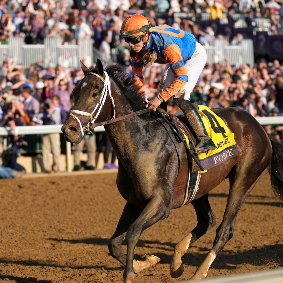Irad Ortiz Jr., aquí junto al campeón Forte, tendrá el reto de colocar al favorito Renegade en buena posición tras partir desde el puesto 1 en el Hipódromo Churchill Downs.
