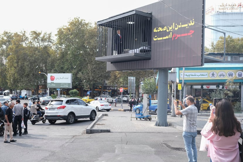 Los iraníes reaccionaron con risas e insultos al peculiar espectáculo destinado a ridiculizar al presidente estadounidense.